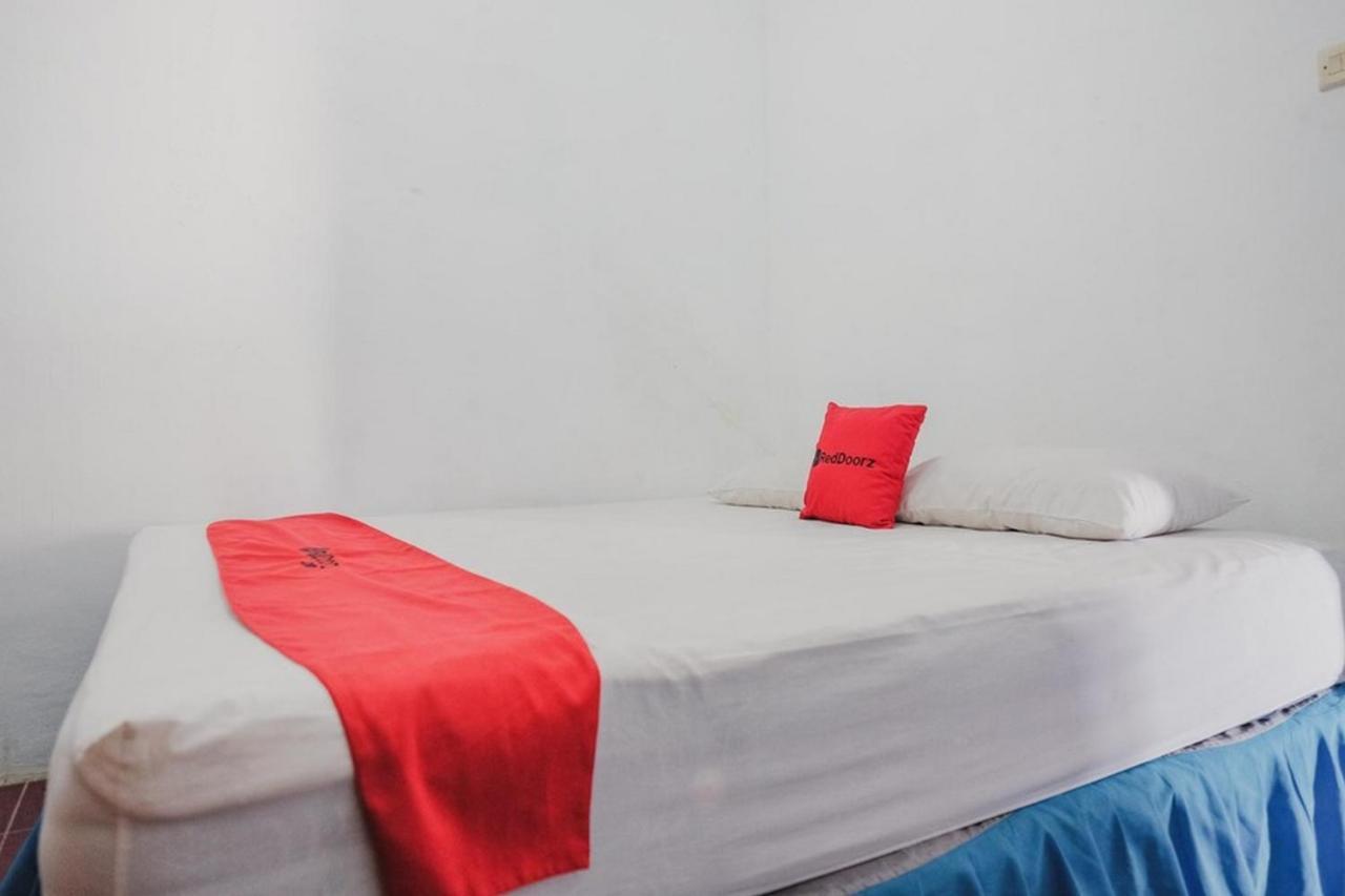 Готель Reddoorz Near Pantai Florida Anyer Серанг Екстер'єр фото
